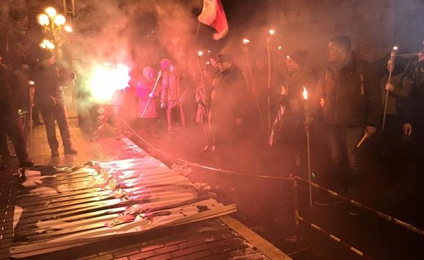 В Киеве ночью активисты устроили факельное шествие