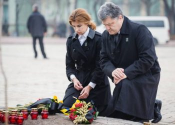 Супруги Порошенко почтили память жертв Голодомора