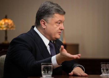 Порошенко в Париже призвал продлить санкции против России