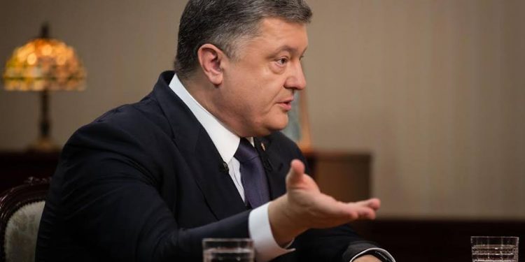 Порошенко в Париже призвал продлить санкции против России