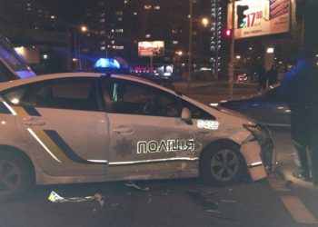 В Киеве ночью авто полиции попало в аварию