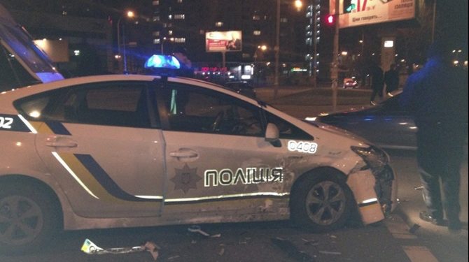 В Киеве ночью авто полиции попало в аварию