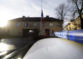 Полиция преследует авто с вооруженными пассажирами под Парижем