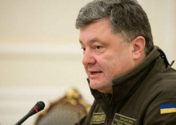 Порошенко поручил приостановить грузовое сообщение с Крымом