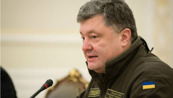 Порошенко поручил приостановить грузовое сообщение с Крымом