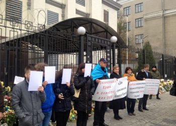 Крымские татары устроили акцию протеста под посольством России в Киеве