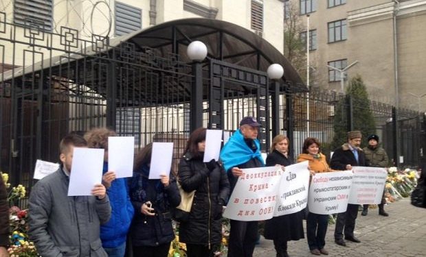Крымские татары устроили акцию протеста под посольством России в Киеве