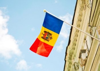 СМИ: Под стенами молдавского правительства собирают подписи за референдум