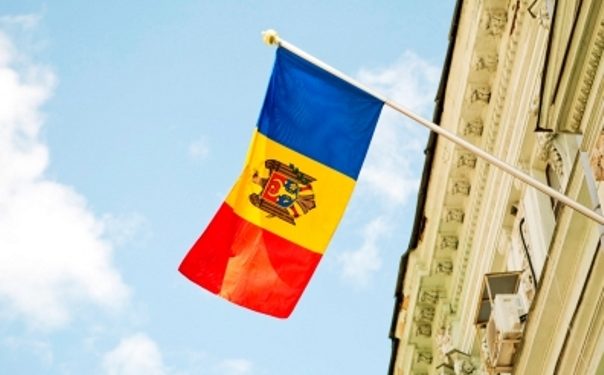 СМИ: Под стенами молдавского правительства собирают подписи за референдум