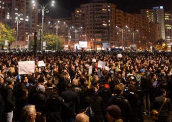 Глава Румынии собрался на площадь к протестующим