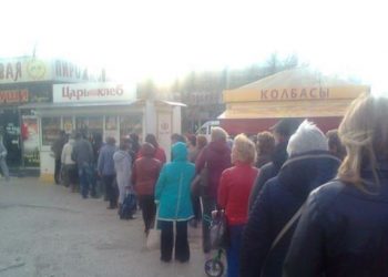 В Крыму паника: В Севастополе люди стоят в очередях за продуктами