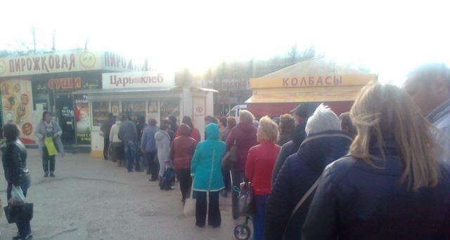 В Крыму паника: В Севастополе люди стоят в очередях за продуктами