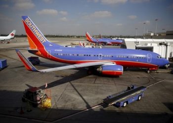 В США авиалайнер экстренно приземлился из-за дебоширов на борту