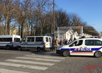 Спецназ завершил штурм квартиры террористов в пригороде Парижа, - пресса