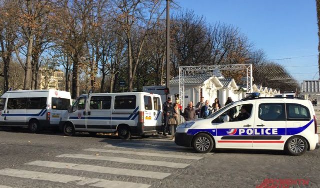 Спецназ завершил штурм квартиры террористов в пригороде Парижа, - пресса
