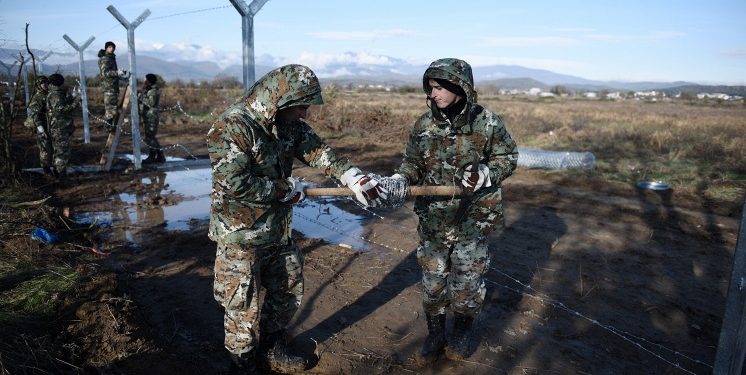 Македонская полиция разогнала беженцев на границе с Грецией