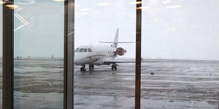 Украина закрыла небо для чартерных рейсов олигархов,- пресса