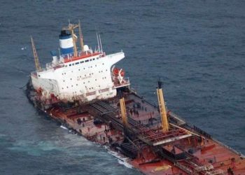 В РФ случилась техногенная катастрофа из-за крушения танкера с мазутом