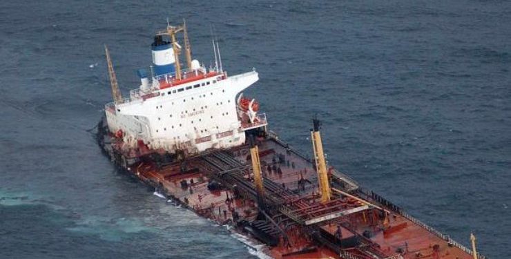 В РФ случилась техногенная катастрофа из-за крушения танкера с мазутом