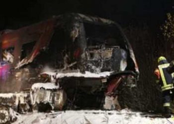 В Германии поезд врезался в армейский тягач