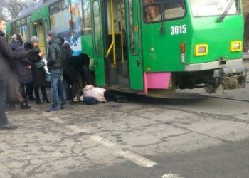 В Днепропетровске женщина попала под трамвай