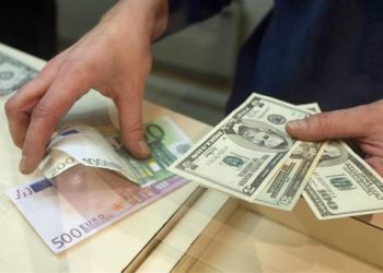 Доллар и евро продолжают расти по отношению к российскому рублю