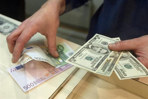 Доллар и евро продолжают расти по отношению к российскому рублю