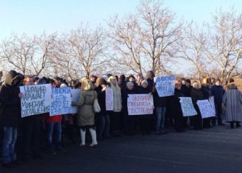 Под Еленовкой боевики согнали на антиукраинский митинг детей и женщин