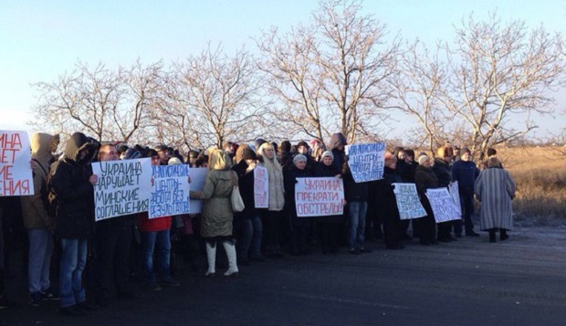 Под Еленовкой боевики согнали на антиукраинский митинг детей и женщин