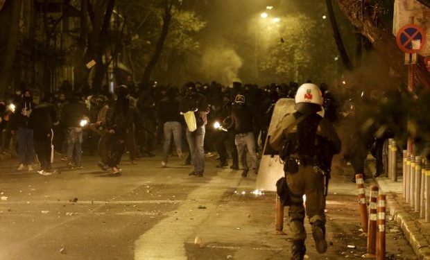 Протесты в Афинах: полицейские использовали слезоточивый газ