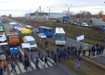 В Украине аграрии перекрыли центральные автотрассы