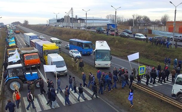 В Украине аграрии перекрыли центральные автотрассы