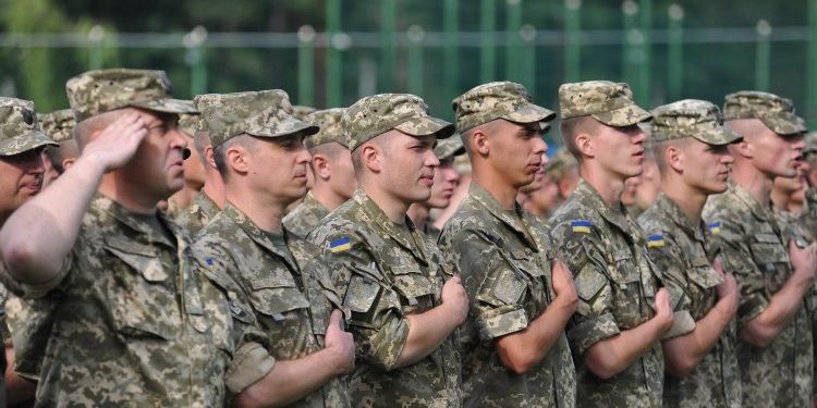Полторак анонсировал повышение зарплат украинских военных
