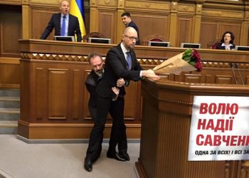 В сети появилось видео инцидента в Раде с Яценюком и Барной