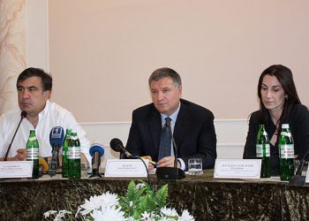 Аваков на Нацсовете реформ плеснул в лицо водой Саакашвили