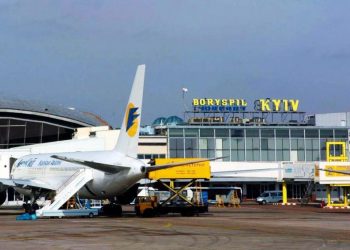 Трех мужчин сняли с рейса в аэропорту Киеве через шутки о террористах