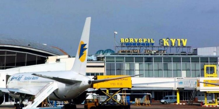 Трех мужчин сняли с рейса в аэропорту Киеве через шутки о террористах