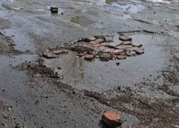 Яценюк пообещал 3 миллиарда на дороги, - пресса