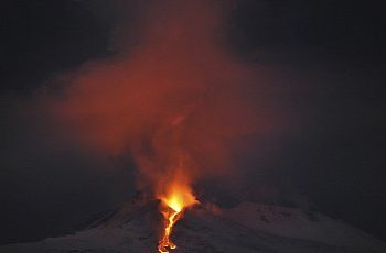 Из-за извержения Этны в Италии отменили ряд авиарейсов