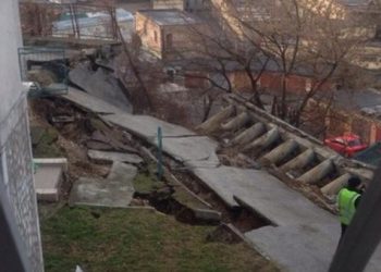 В Киеве рухнул фасад дома