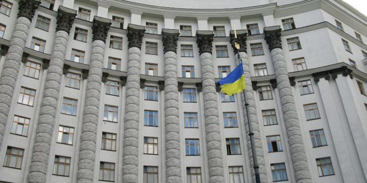Кабмин в 2016 году планирует сократить пенсионные выплаты на 20%