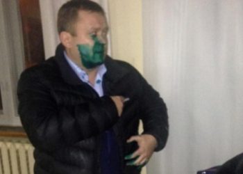 В Кривом Роге главу ТИК облили зеленкой