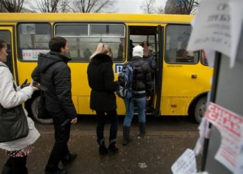 Под Киевом водитель авто протаранил маршрутку и скрылся