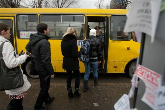Под Киевом водитель авто протаранил маршрутку и скрылся