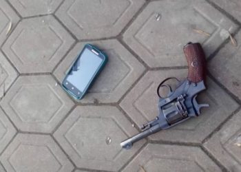 Во Львове на транспортной остановке задержали мужчину с пистолетом