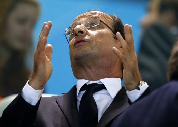 После терактов в Париже рейтинг Олланда вырос, - СМИ