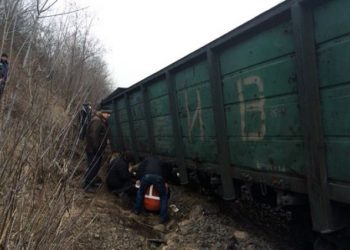 Во Львовской области грузовой поезд сошел с рельсов