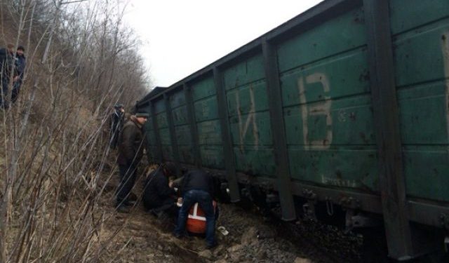 Во Львовской области грузовой поезд сошел с рельсов