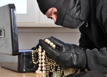Во Львове преступники ограбили ломбард и избили битами работников