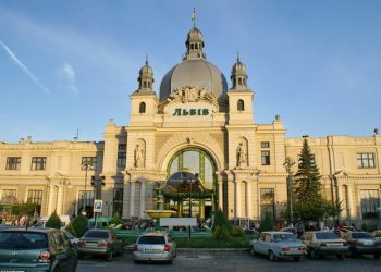 Во Львове проверяют сообщение о минировании вокзала